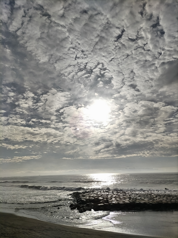 元ニート引籠りの齋藤健一が白い雲の隙間から覗く真っ白に輝く太陽を眺めている様子