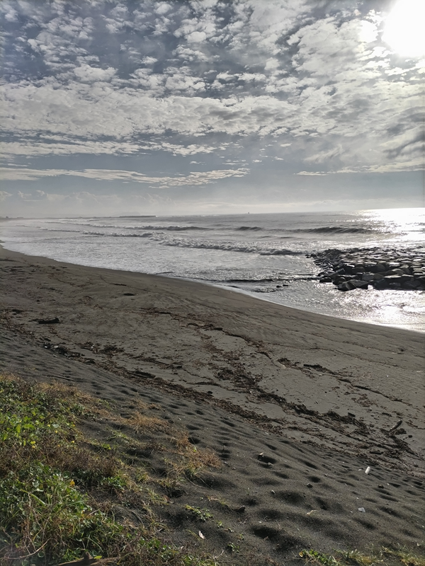 引籠りニートだった齋藤健一が見ていた柳島海岸の綺麗な空と海と砂浜