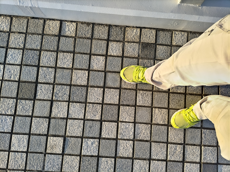 元ニート引籠りの齋藤健一が夕陽の下の歩道を歩く様子