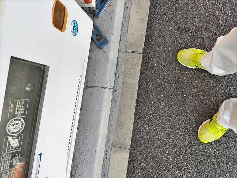 元引籠りニートだった齋藤健一が自販機で買って落ちてきた缶珈琲を見ている様子