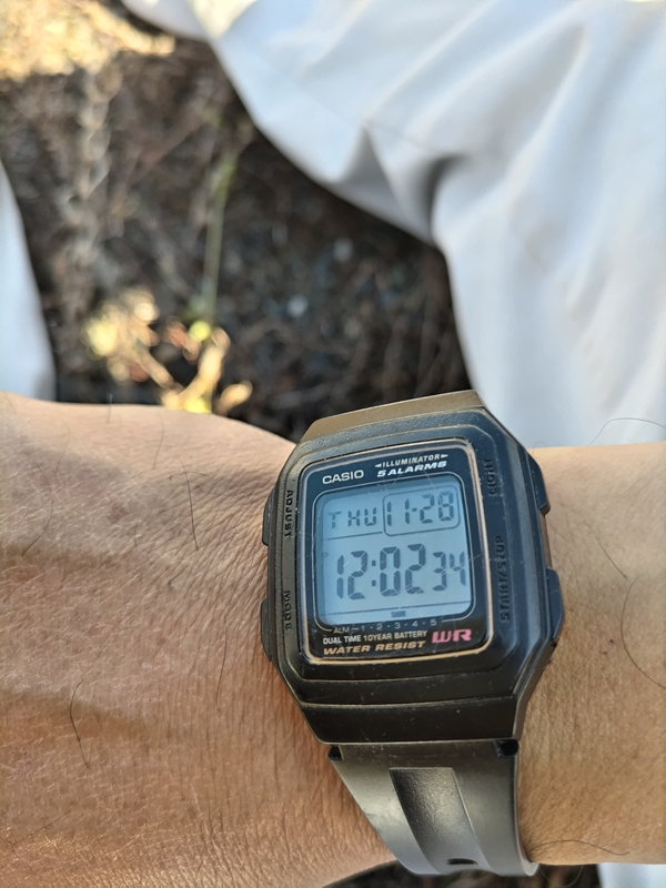 元引籠りニートが右手に装着していたカシオの黒いデジタル腕時計