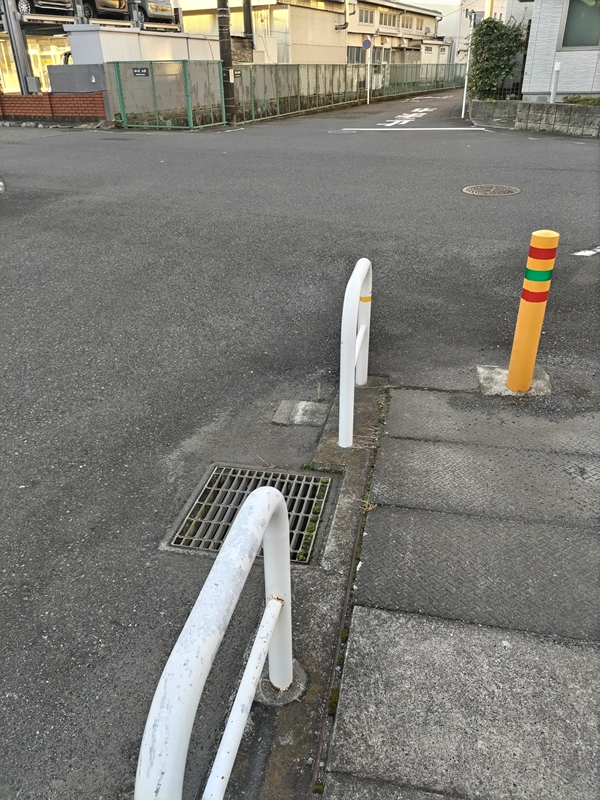 元引籠りニートが見ていた交差点の前の白い柵と黄色い鉄柱