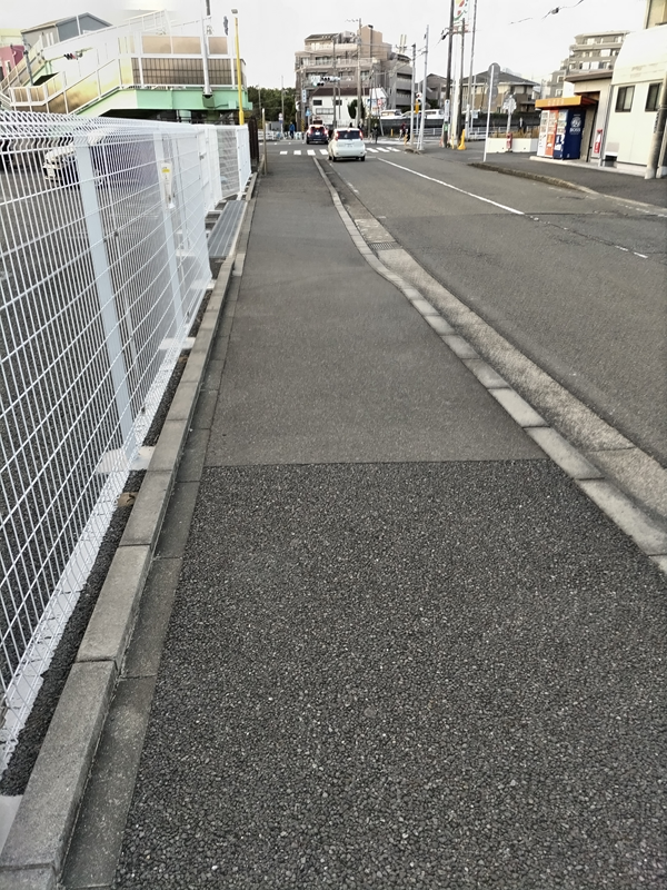 元ニート引籠りの齋藤健一が綺麗な茅ケ崎市の歩道を見ている様子