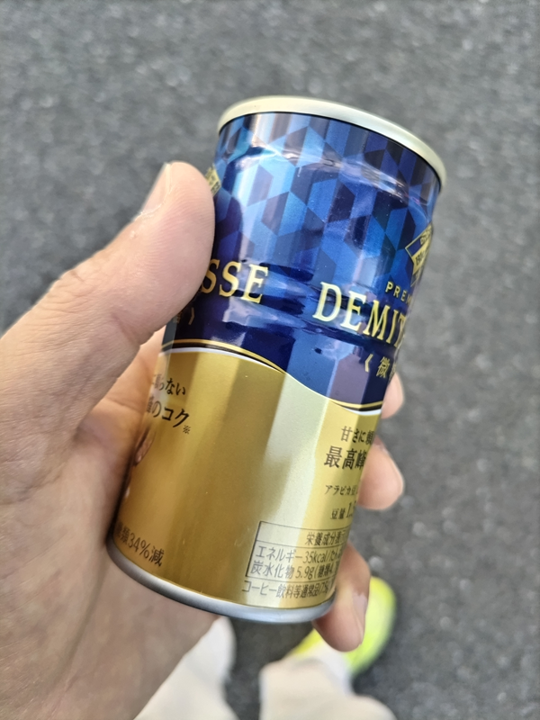 引籠りニートだった齋藤健一が持っていた青と金色の缶珈琲