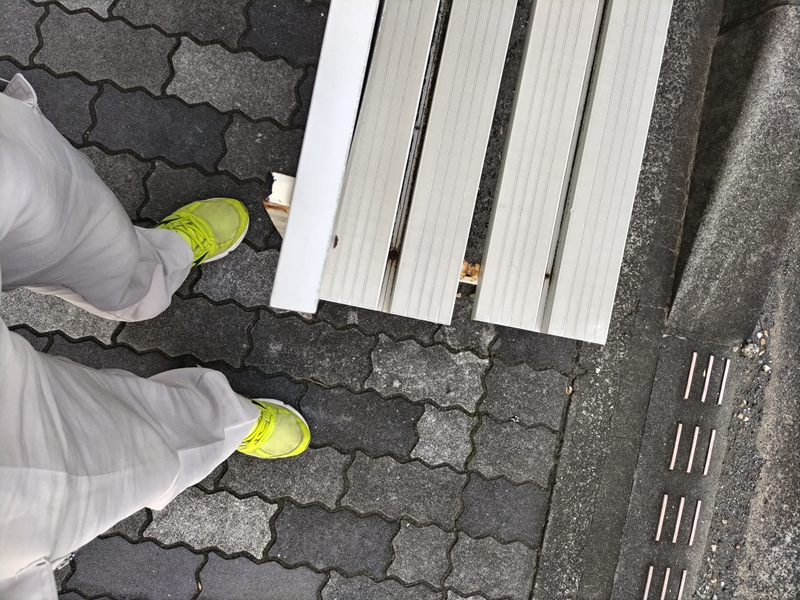 元ニート引籠りがバス停前の白いベンチの角を見ていた様子