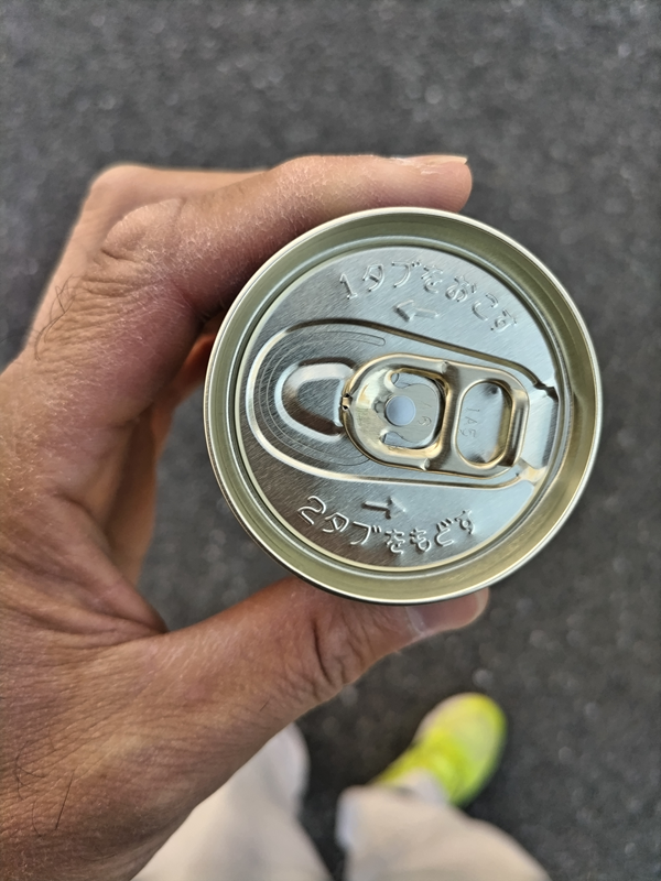 引籠りニートだった齋藤健一が薄い金色のプルタブを見ている様子