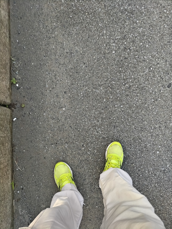 元ニート引籠りが黄色い靴を履いて立っていたアスファルトの道路