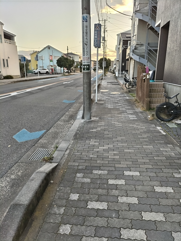 元引籠りニートだった齋藤健一が朝の歩道を見ていた時の様子