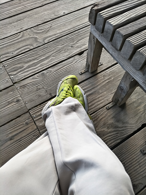 元引籠りニートだった齋藤健一が足を交差させている様子