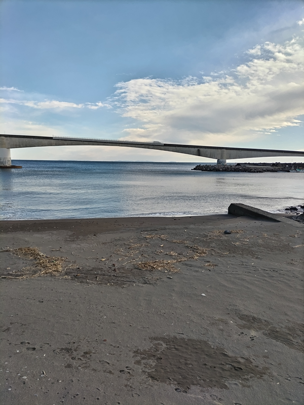 元ニート引籠りが見ていた岩海岸の空と有料道路