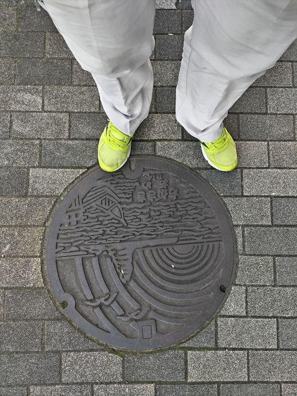 引籠りニートだった齋藤健一が早朝の茅ケ崎のマンホールの蓋の端を踏んでいた様子