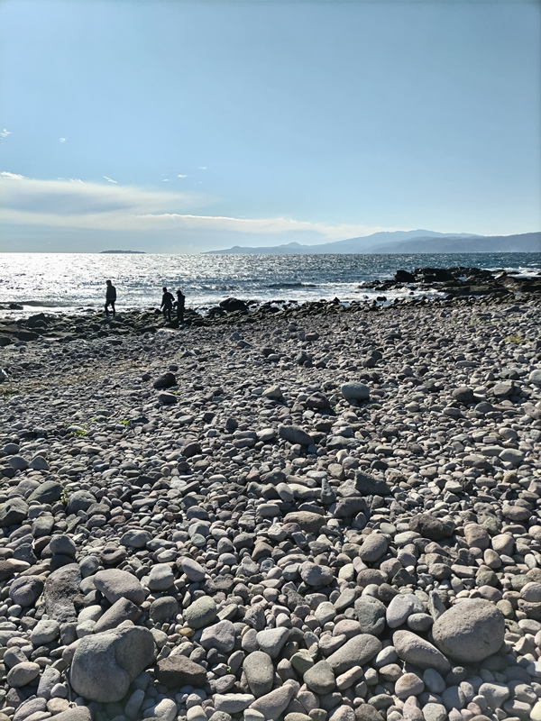 元引籠りニートが真鶴町の三ツ石海岸に立つ三人を見ている様子