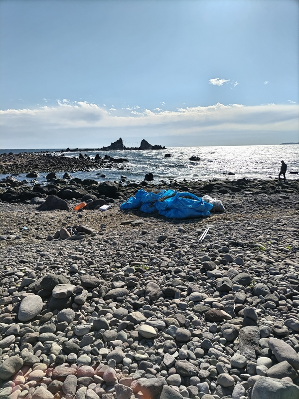 元ニート引籠りが見ていた真鶴町の三ツ石海岸に積み上げられたブルーシート