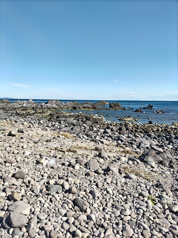 引籠りニートだった齋藤健一が快晴の三ツ石海岸を見ていた様子