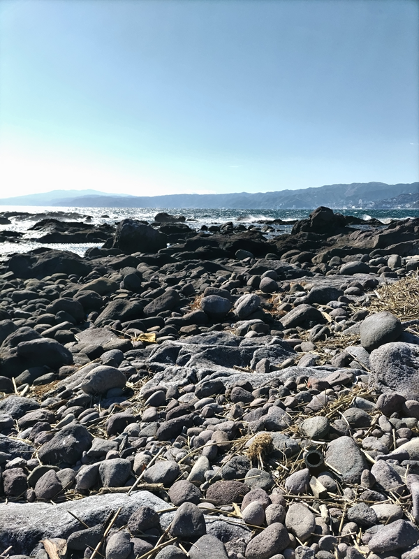 引籠りニートだった齋藤健一が見てた石ころだらけの三ツ石海岸と快晴の空