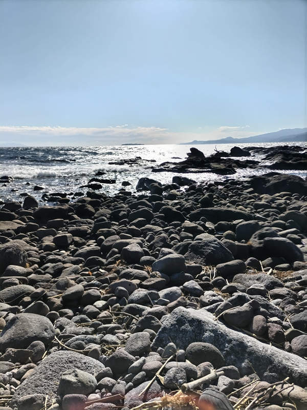 ニート引籠りだった齋藤健一が見ていた快晴の空の下の三ツ石海岸