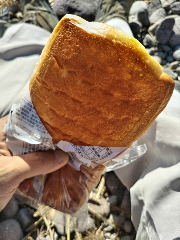 引籠りニートだった齋藤健一がコンビニで買ったパンを食べようとしている様子