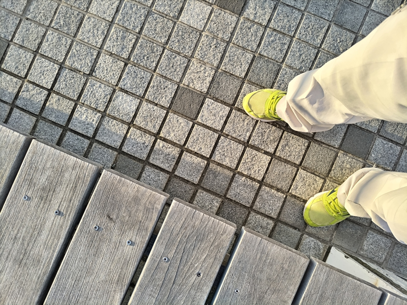 元ニート引籠りが歩道橋の上のベンチ横の地面に立っていた様子