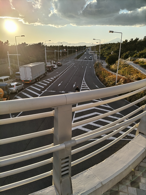 引籠りニートだった齋藤健一が国道134号線を夕陽の歩道橋の上から見ていた様子