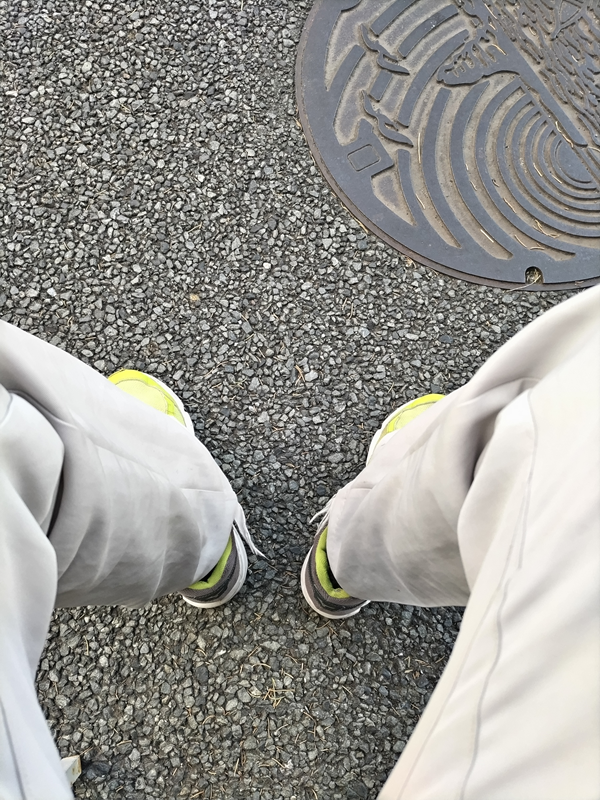 元ニート引籠りが見ていた汐見台バス停前のマンホールの前にあるベンチに座る俺の脚