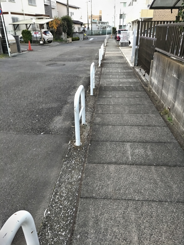 元ニート引籠りが見ていた白い鉄柵に囲まれたコンクリートの歩道