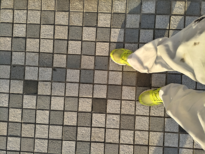 引籠りニートだったセル齋藤が黄色いスニーカーで歩いていた夕陽に照らされるタイル張りの床