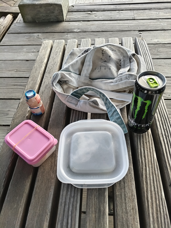 元ニート引籠りのセル齋藤が見ていた木製テーブルの上に広げられた朝食セットとモンスターエナジー