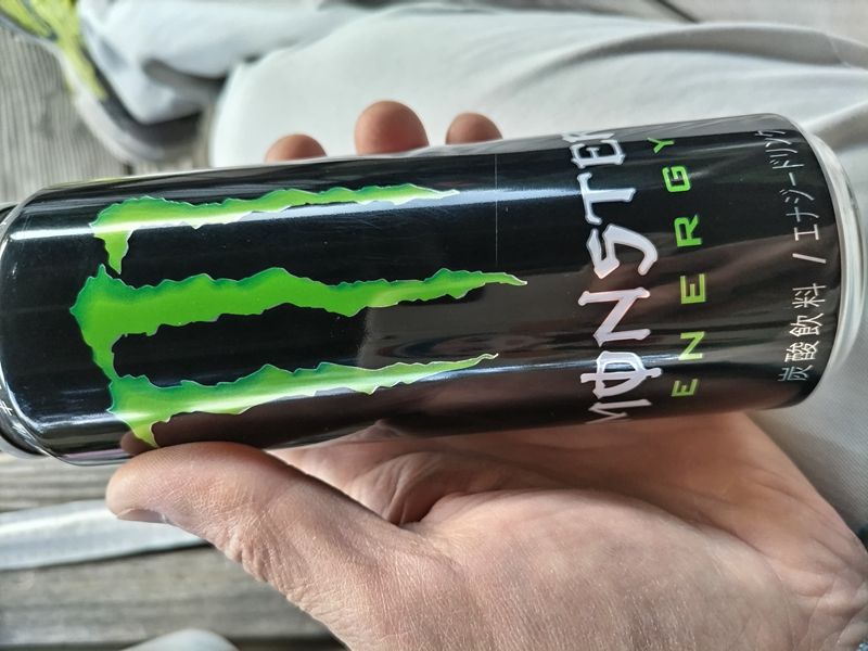 引籠りニートだったセル齋藤が持っていた緑色の爪が印象的なモンスターエナジー