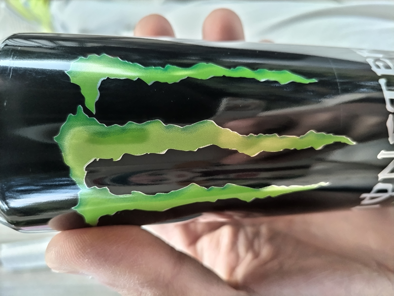 元ニート引籠りのセル齋藤が朝に買ったモンスターエナジー缶の緑色の爪痕