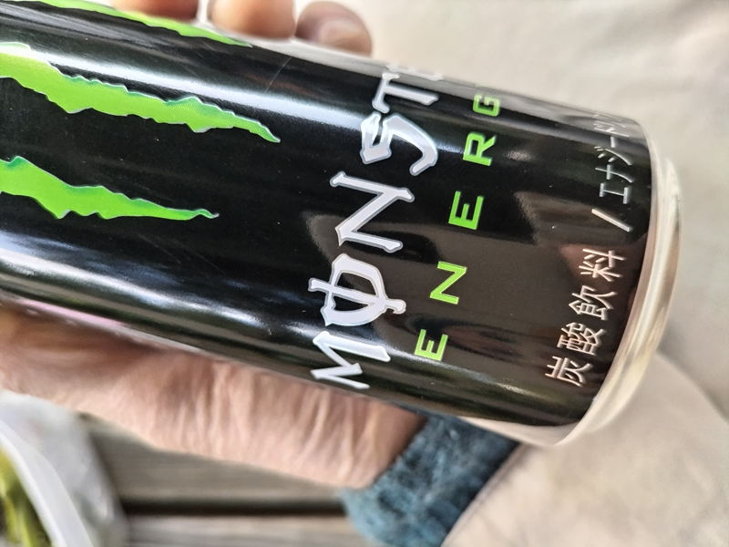 引籠りニートだったセル齋藤が眺めていたモンスターエナジー缶の炭酸飲料と書かれた文字