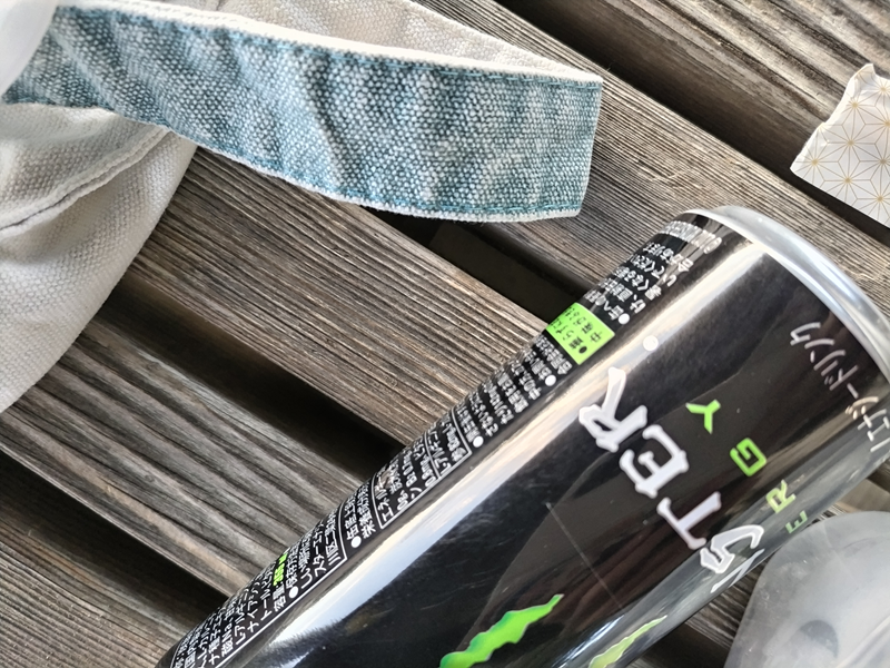 元引籠りニートだったセル齋藤が見ていたモンスターエナジーの缶と木製ベンチの床