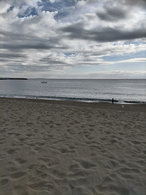 元引籠りのセル齋藤が見ていた平塚の砂浜の海と水平線