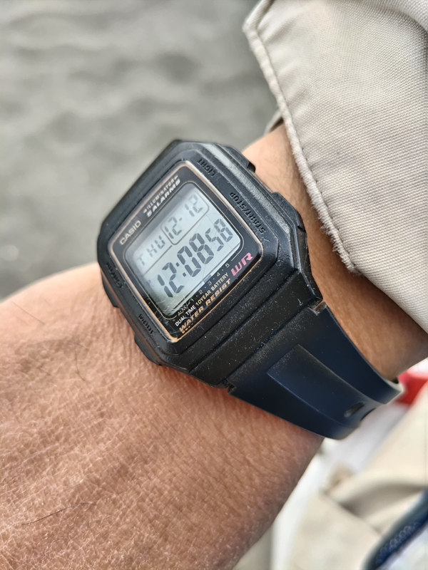 元ニートのセル齋藤が装着していたカシオのデジタル腕時計