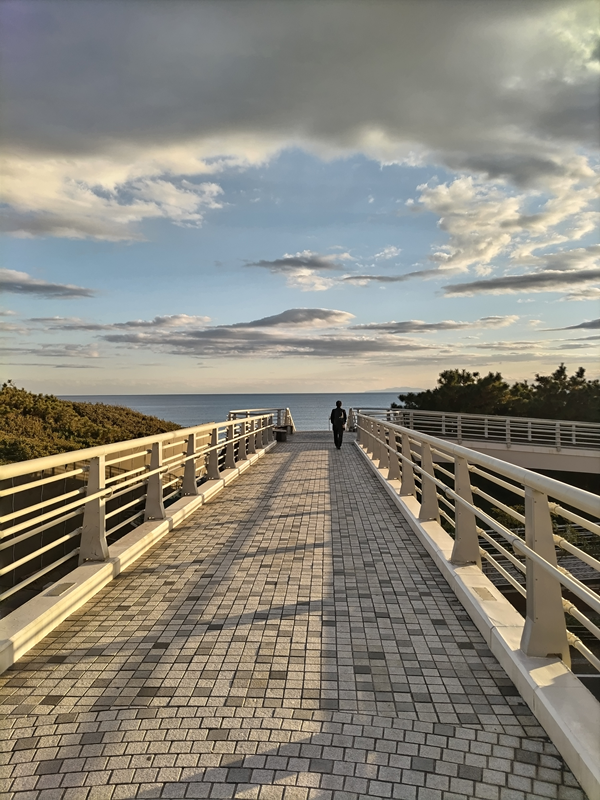元引籠りニートのセル齋藤が見ていた快晴の夕陽の空と浜須賀の海【神奈川県・茅ケ崎市の歩道橋の上から】