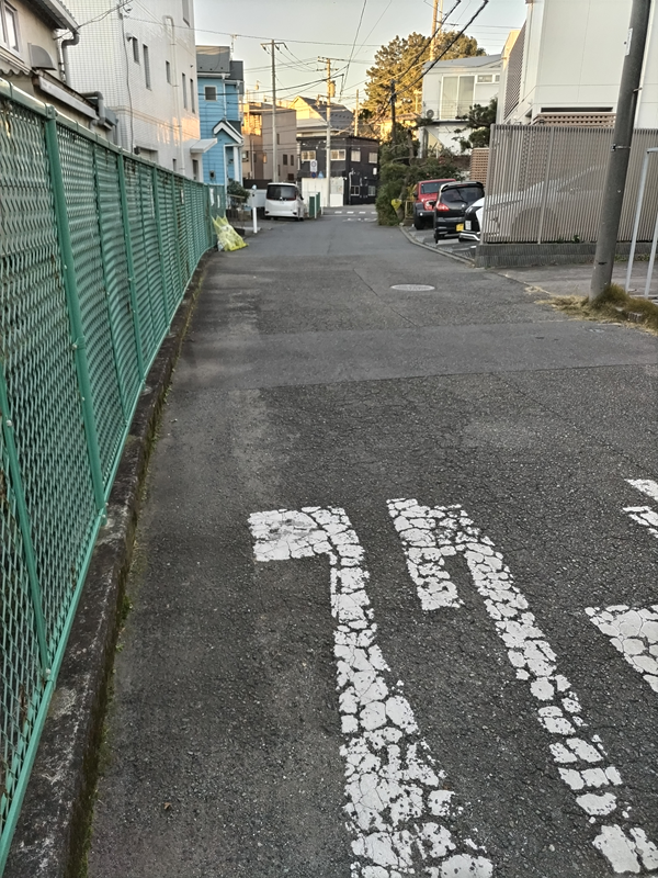 元引籠りニートのセル齋藤が早朝のスクールゾーンを眺めているところ