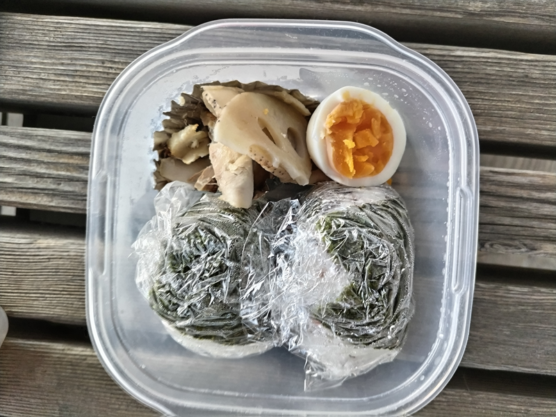 元引籠りニートのセル齋藤が見ていた朝食のおにぎり二つとゆで卵半分と蓮根