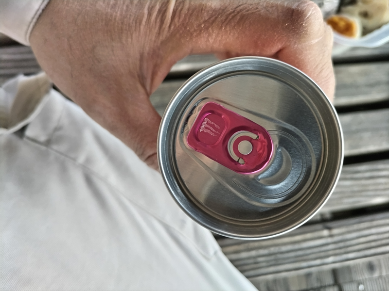 元ニート引籠りが持っていたエナジードリンクの上蓋のピンク色のメタリックのプルタブ