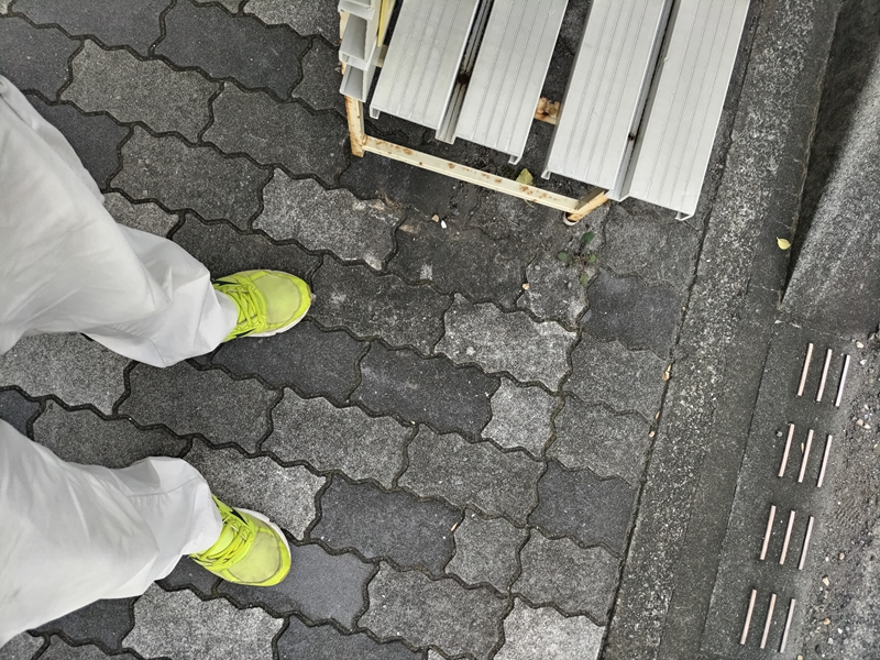 元ニート引籠りのセル齋藤が黄色いスニーカーを履いて地面に立った時の様子