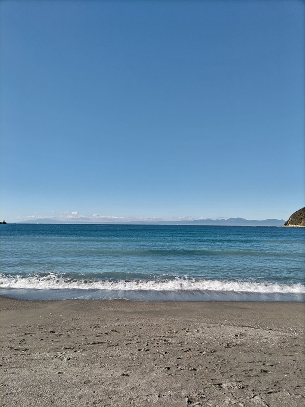 元ニート引籠りが眺めていた逗子海岸の雲一つない水色の空