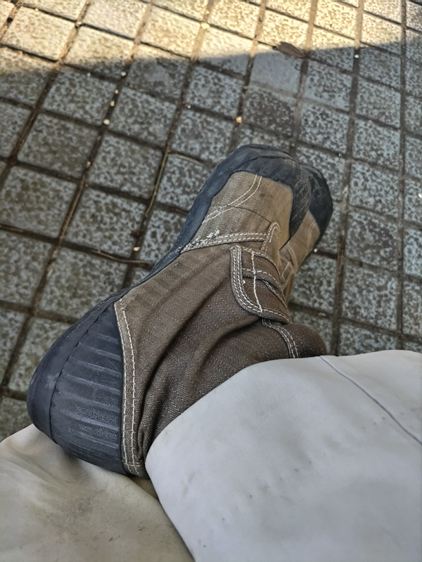 元ニート引籠りのセル齋藤が茶色の作業靴を履いている様子