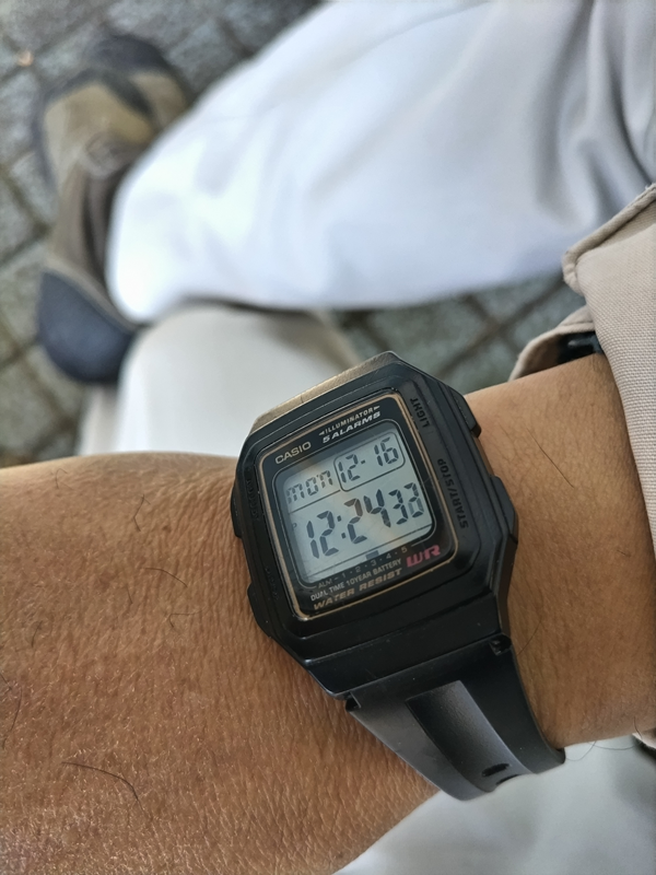 元ニート引籠りが見ていた黒いカシオのデジタル腕時計