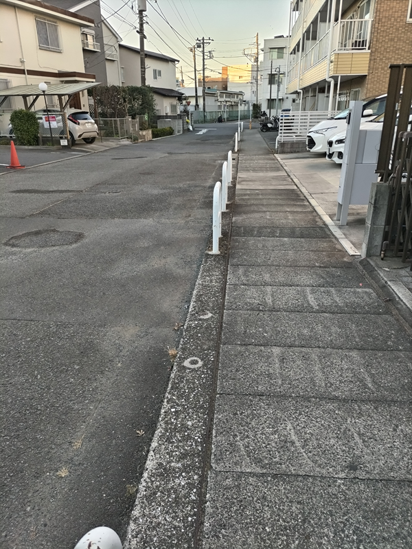 元引籠りニートのセル齋藤が茅ケ崎以内の裏道を眺めている様子