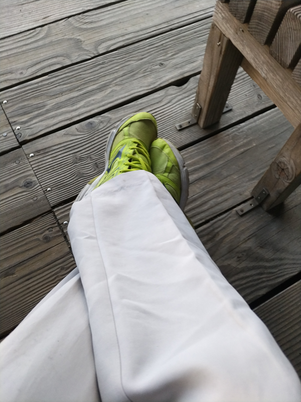 元ニートのセル齋藤が見つめていた黄色いミズノの靴