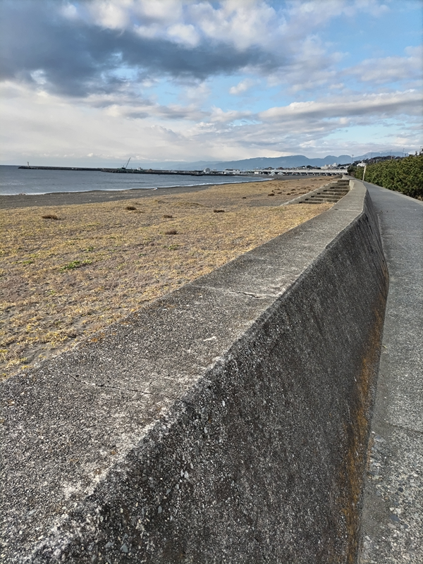 元ニート引籠りのセル齋藤が眺めていた大磯海岸の傍にある道