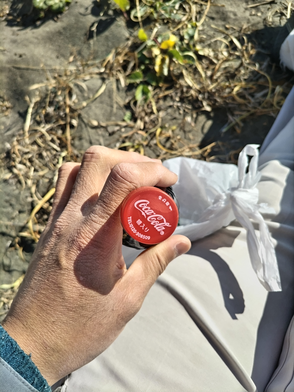 引籠りだったセル齋藤が掴んでいた赤いコカ・コーラのペットボトルの蓋