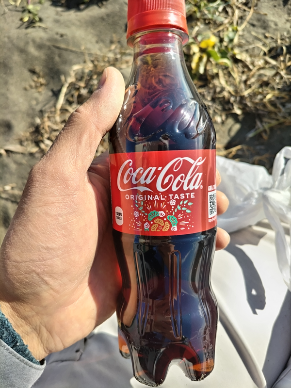 元ニート引籠りが持っていたコカ・コーラのペットボトルに書かれた白い文字