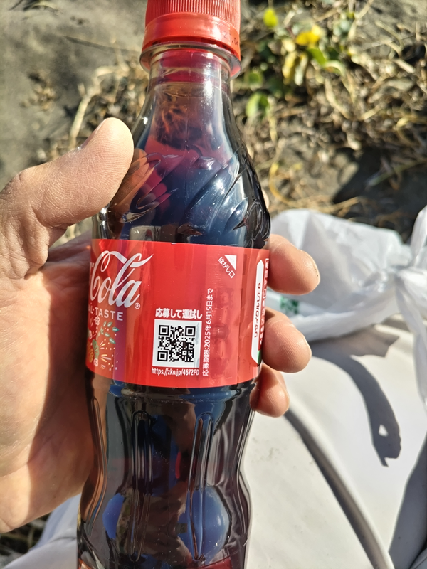 引籠りニートだったセル齋藤が持っていたコカ・コーラのペットボトルの側面にあるQRコード