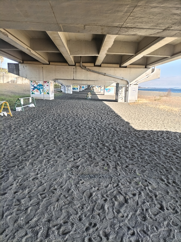 元ニート引籠りだったセル齋藤が見ていた西湘バイパスの橋脚〔大磯海水浴場の奥〕