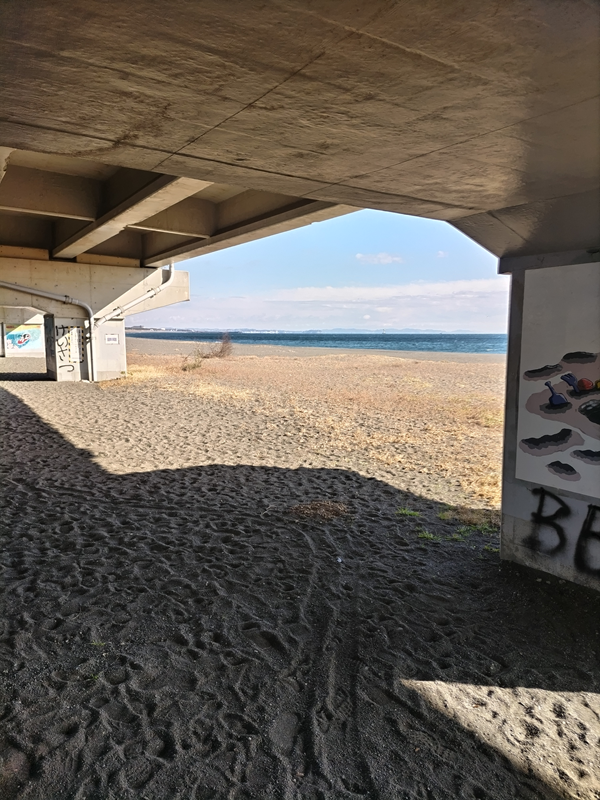 元ニート引籠りが見ていた〔けいさつ〕と書かれた西湘バイパスの橋脚