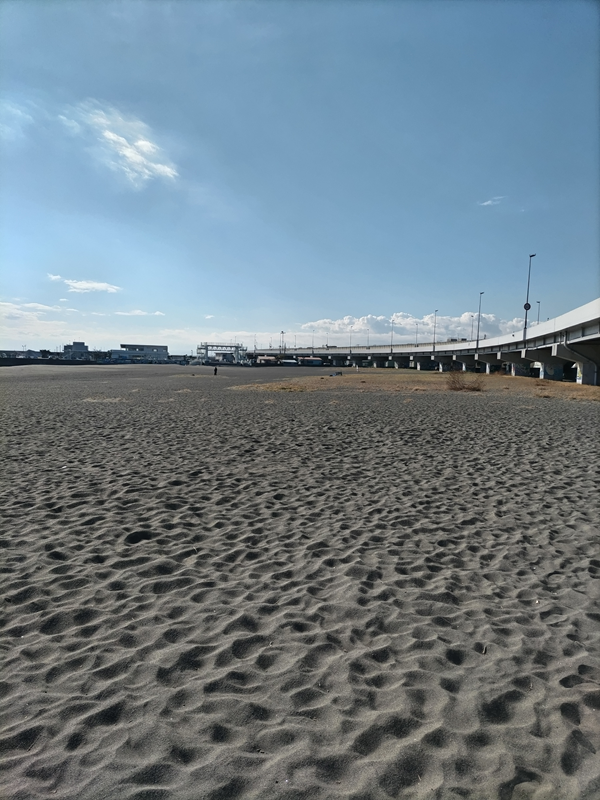 元ニート引籠りが見ていた快晴の空と西湘バイパスと大磯海水浴場辺りの砂浜